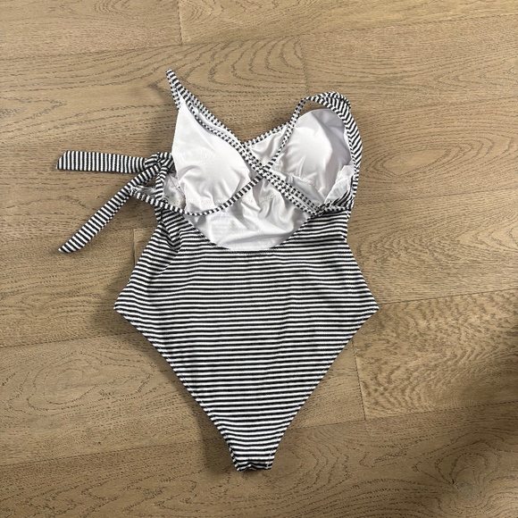 Cupshe Swimsuit - Picture 2 of 12